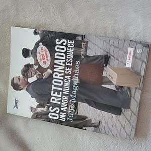 Written in portuguese Os Retornados um amor nunca se esquece.